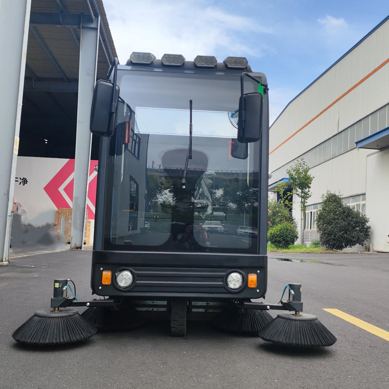 工廠使用電動掃地機好用嗎，哪個牌子的地面清掃車好用.jpg